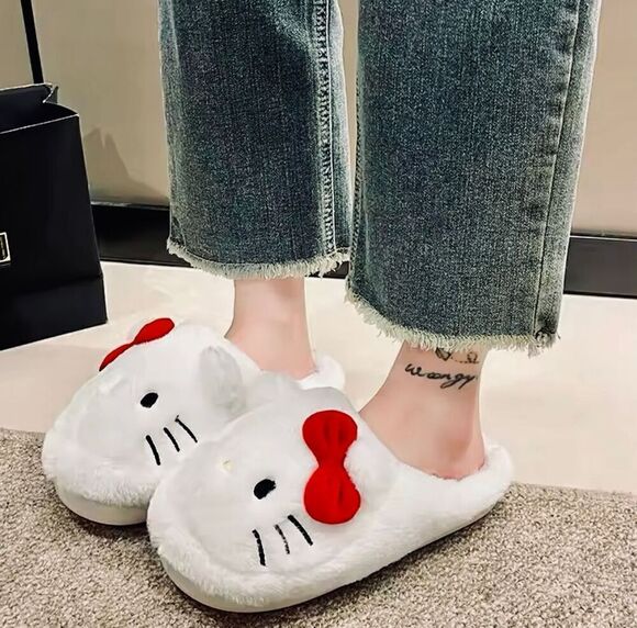 HELLO KITTY Cozy Slippers White Faux Fur Kawaii Women’s Size 7-7.5 NEW - Picture 5 of 9